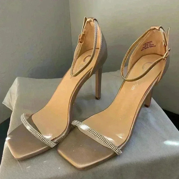 Journee Collection Zoya Sandal, size 7.5 - Picture 2 of 6